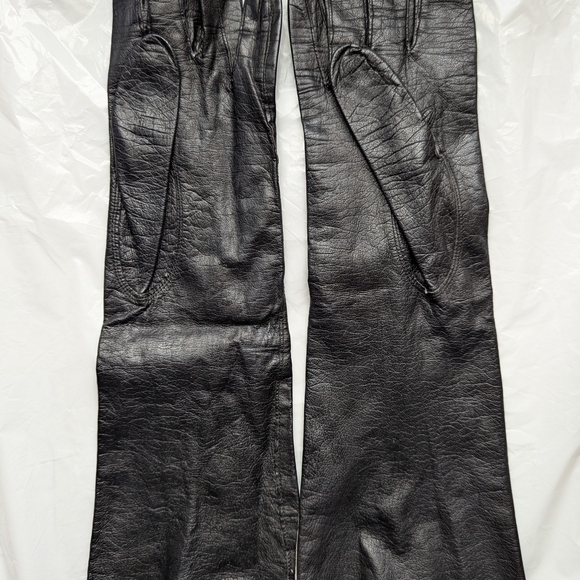 Elegant Black Leather Gloves - Picture 6 of 9